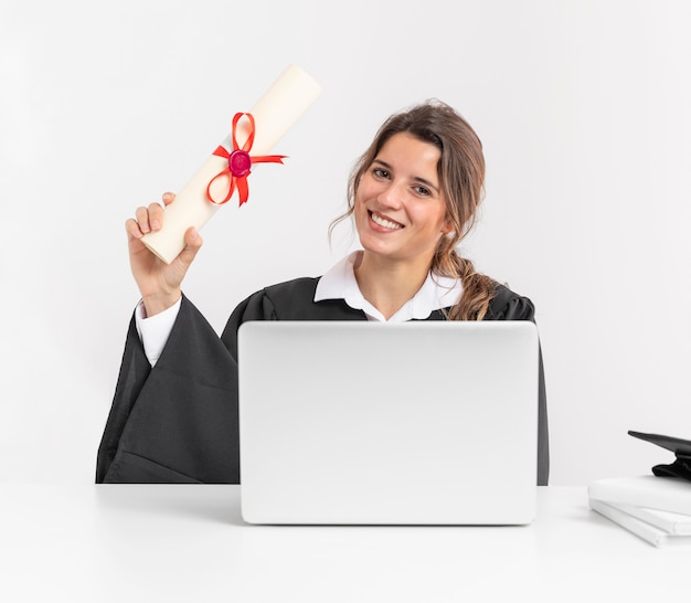 Foto gratuita donna con diploma di laurea