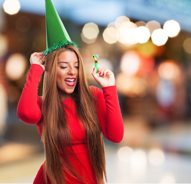 Foto gratuita donna con cappello ballare verde in strada