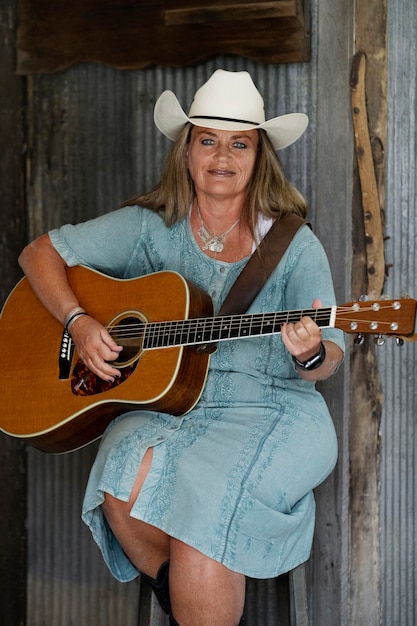 Donna con la chitarra che si prepara per il concerto di musica country