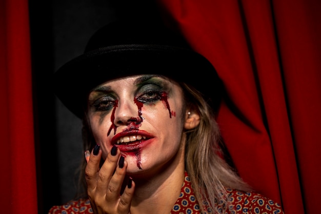 Foto gratuita donna con il trucco del sangue joker di halloween