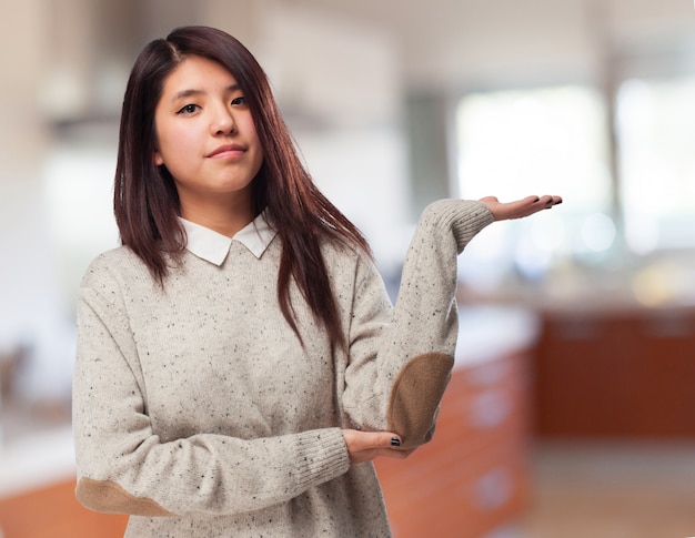 次の顔に手を持つ女性