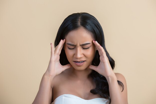 頭の痛みを持つ女性