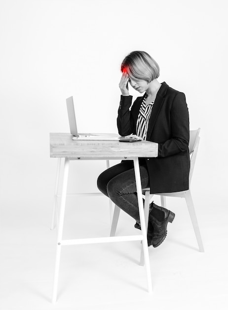 Foto gratuita donna con mal di testa in ufficio