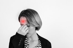 Foto gratuita donna con mal di testa in studio