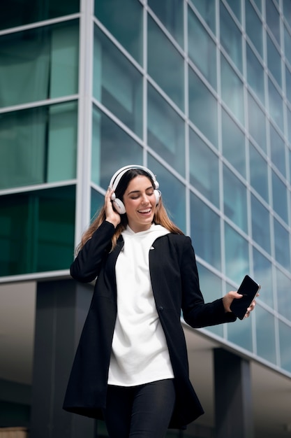 Foto gratuita donna con le cuffie tiro medio