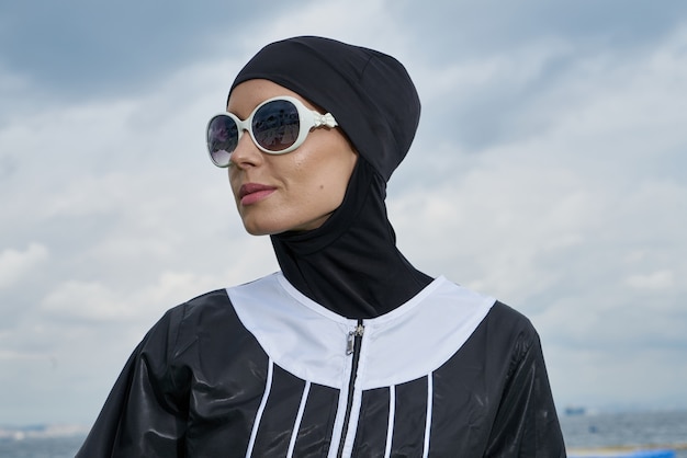 Free photo woman with headscarf and sunglasses