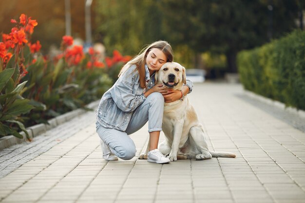 通りで彼女のかわいい犬を持つ女性