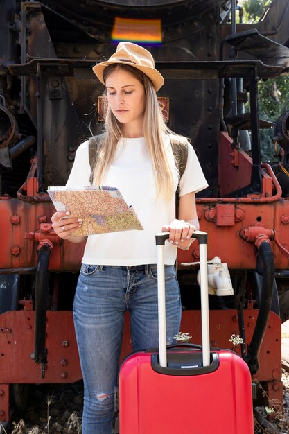 地図を見て彼女の荷物を持つ女性