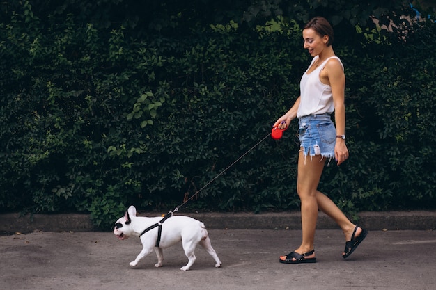 Foto gratuita donna con il suo bulldog francese dell'animale domestico