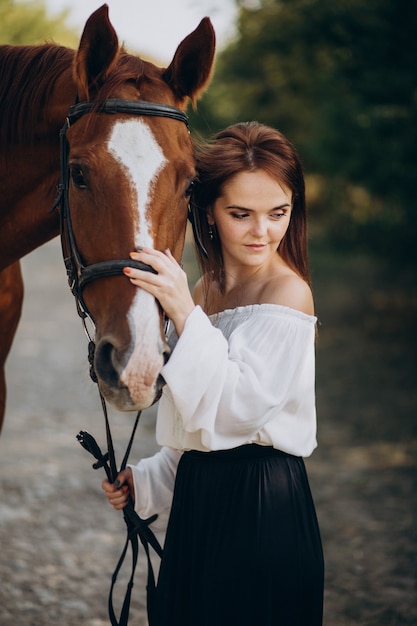 숲에서 말과 함께 여자