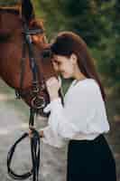 Бесплатное фото Женщина с лошадью в лесу