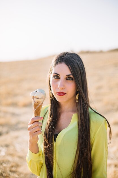 アイスクリームを持つ女性