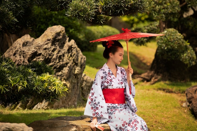 Foto gratuita donna con kimono e ombrello wagasa