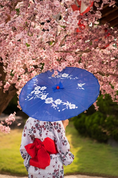 Foto gratuita donna con kimono e ombrello wagasa