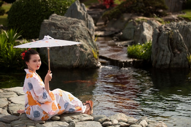 Foto gratuita donna con kimono e ombrello wagasa