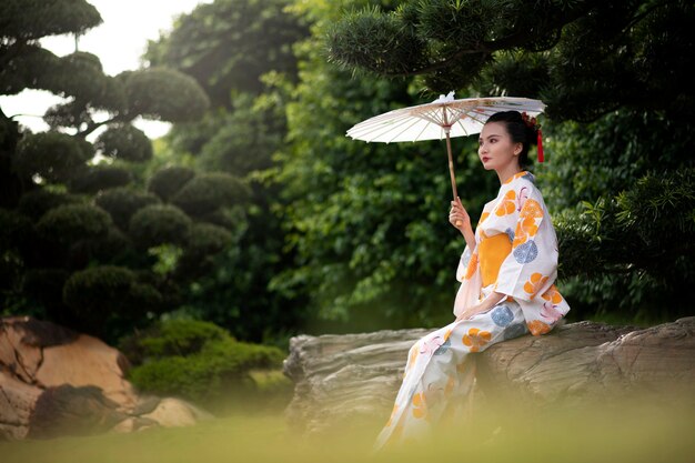 기모노와 와가사 우산을 가진 여자