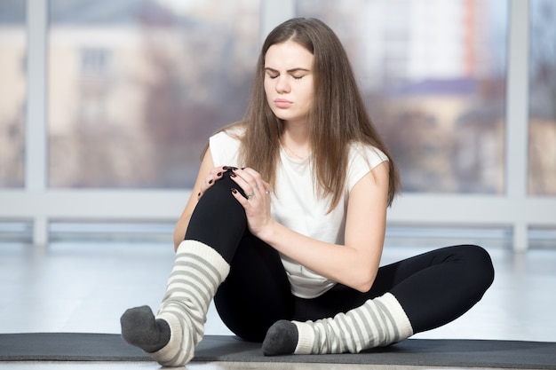 Foto gratuita donna con dolore al ginocchio