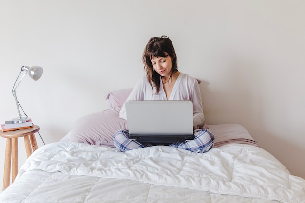 Donna con il computer portatile al mattino