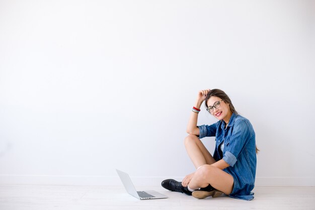 woman with laptop sitting with crossed legs