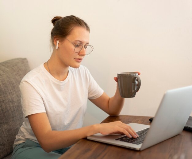 Женщина с ноутбуком, работающим из дома