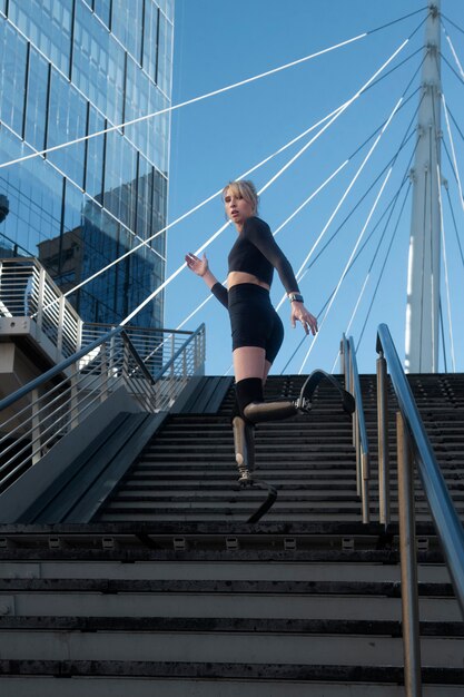 도시에서 달리는 다리 장애가 있는 여성