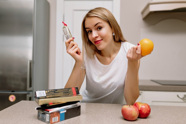Бесплатное фото Женщина с помадой и яблоками на кухне