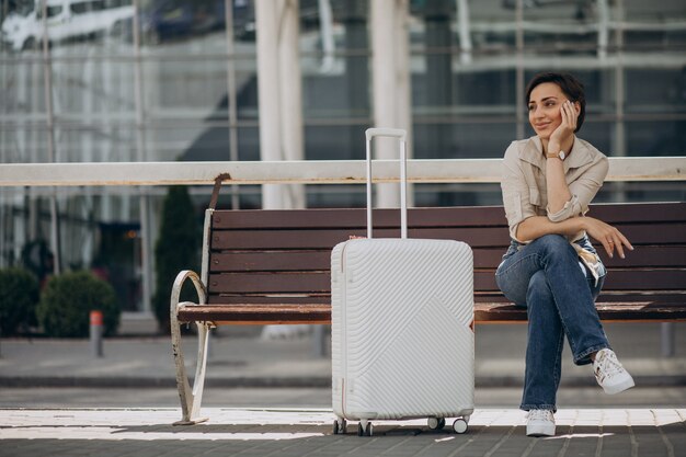 空港で荷物を持っている女性