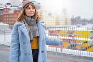 Foto gratuita donna con bagagli in strada