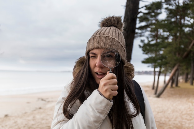 Foto gratuita donna con lente d'ingrandimento in natura