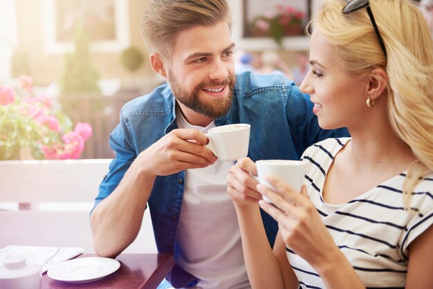 一緒にコーヒーを飲む男性と女性