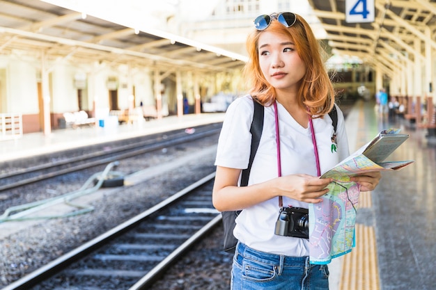 女性、プラットフォーム、地図、デジタルカメラ