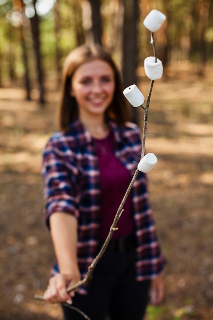 무료 사진 marshmellow 요리 될 준비가 여자