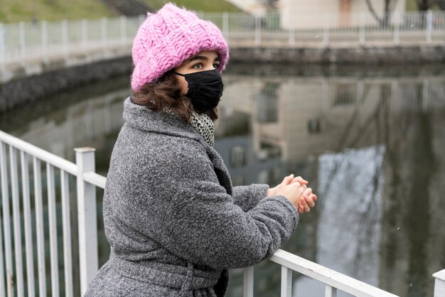 市内の医療マスクを持つ女性