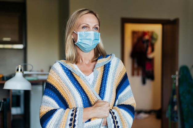 Donna con mascherina medica in quarantena a casa