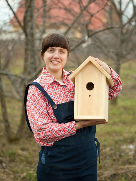 新しい鳥の家を持つ女性