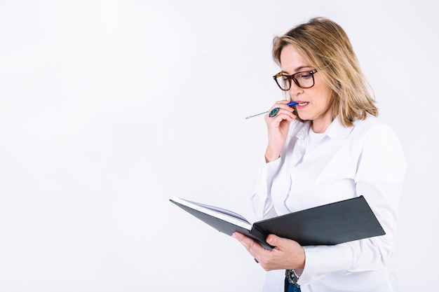 Foto gratuita donna con il taccuino che pensa sopra il problema