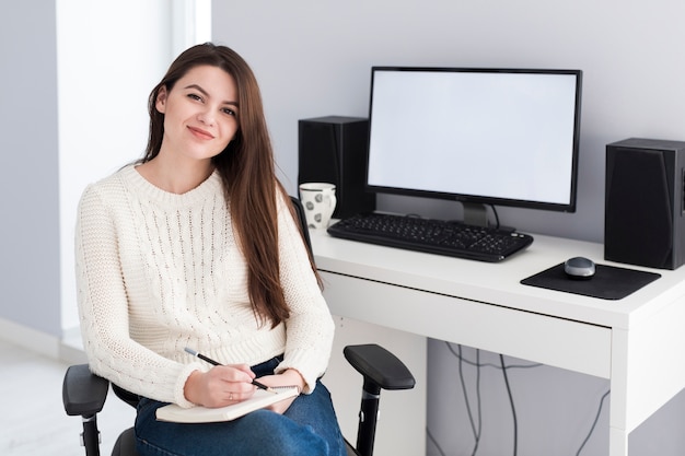 Женщина с блокнотом на компьютере
