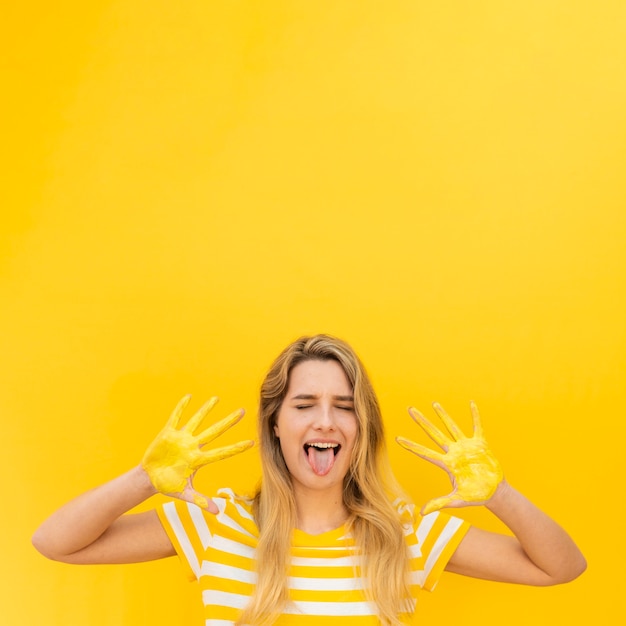 Foto gratuita donna con mani dipinte e copia-spazio