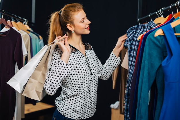 女性、紙、バッグ、衣服、選択