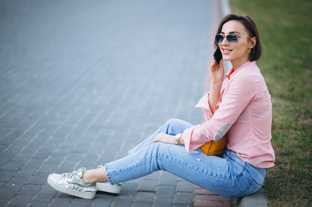 Foto gratuita donna con telefono