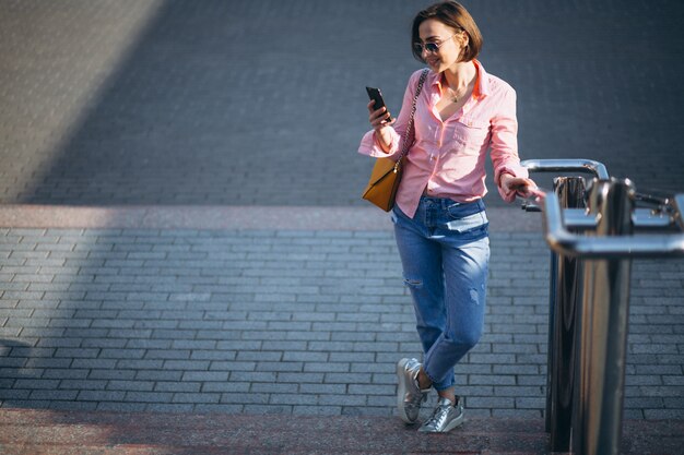 電話付きの女性