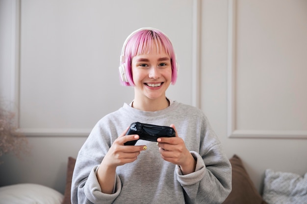 Женщина с розовыми волосами играет в видеоигру