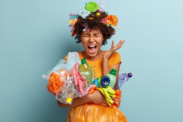 Foto gratuita donna con rifiuti di plastica in borsa a rete
