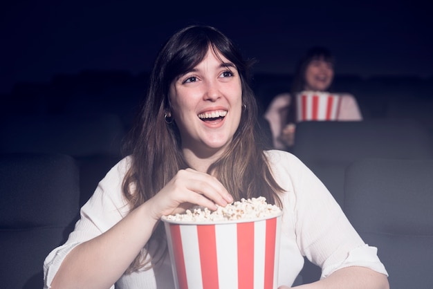 Foto gratuita donna con popcorn nel cinema