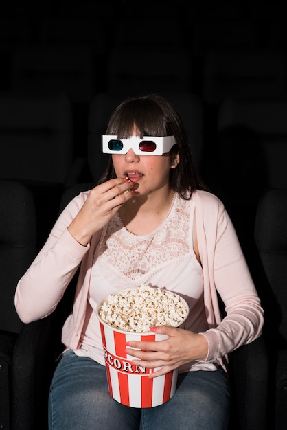 Foto gratuita donna con popcorn nel cinema