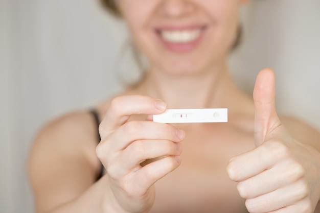 긍정적 인 임신 테스트를 가진 여자