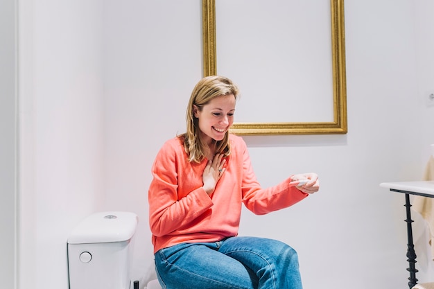 無料写真 トイレで妊娠検査をしている女性