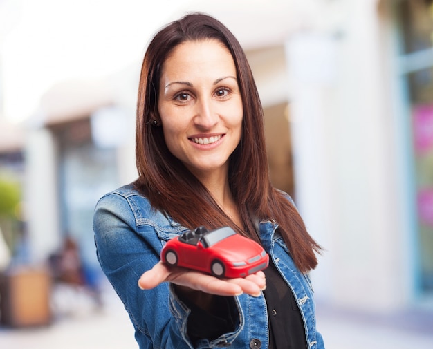 赤い車を持つ女性