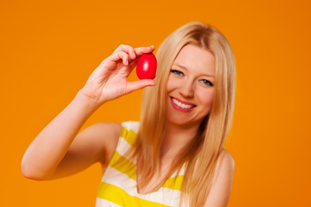 Donna con l'uovo di pasqua rosso