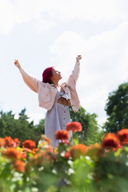 Donna con capelli e fiori rossi